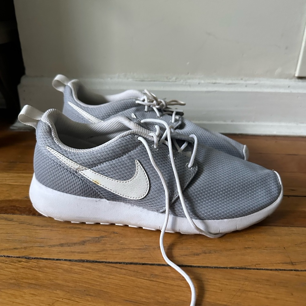 Nike Roshe Big Kids Light Gray Running Sneakers
